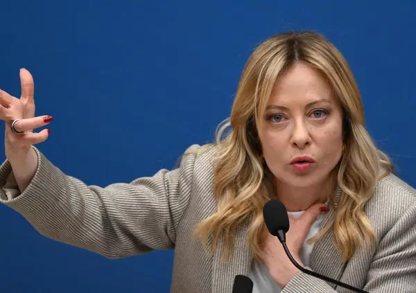 Giorgia Meloni smette di fumare, prende per il c*lo i giornalisti e poi la baguette di Macron 