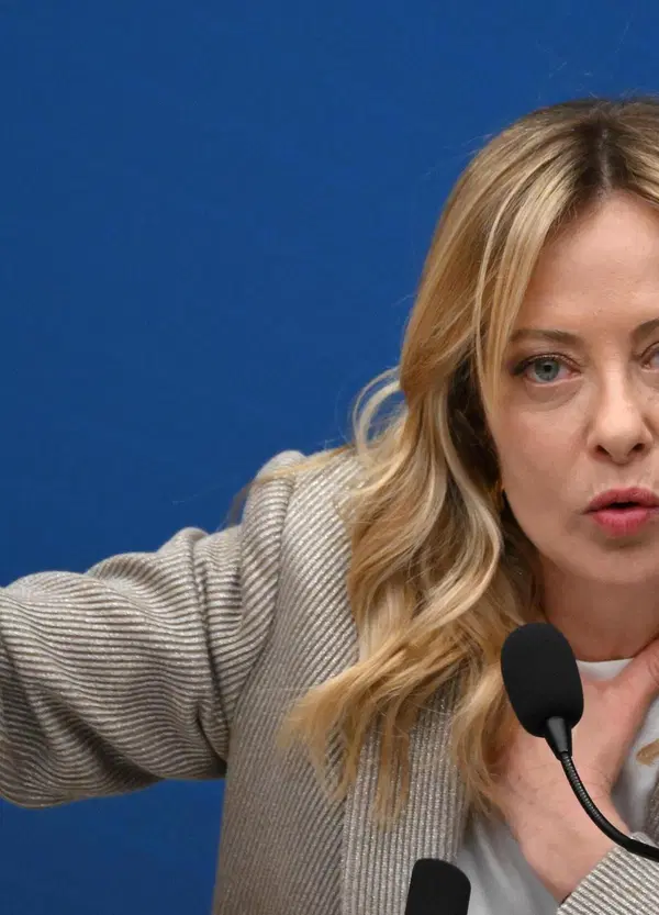 Giorgia Meloni smette di fumare, prende per il c*lo i giornalisti e poi la baguette di Macron 