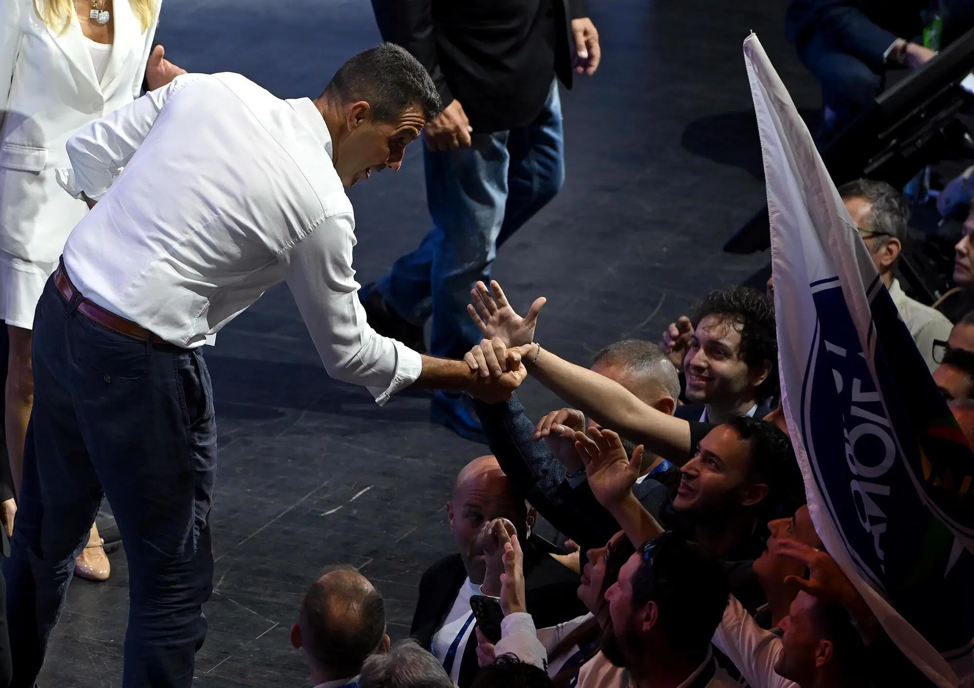 Roberto Vannacci tra i fan durante l'assemblea costituente
