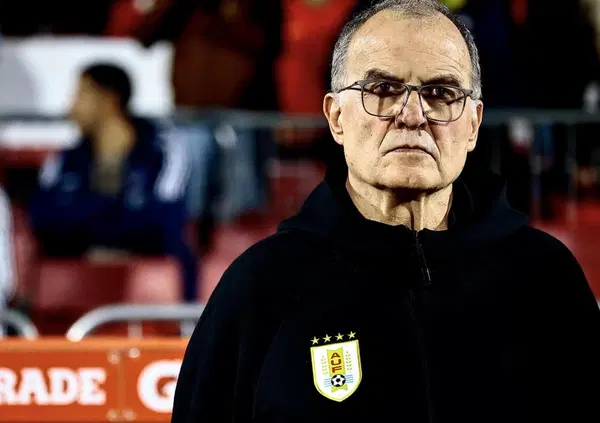 Viva il punk, viva Marcelo &ldquo;El Loco&rdquo; Bielsa, il ct che abbassa la testa per non uniformarsi in un mondo tutto uguale. Dall&rsquo;Uruguay al Mondiale, sempre contro il calcio moderno