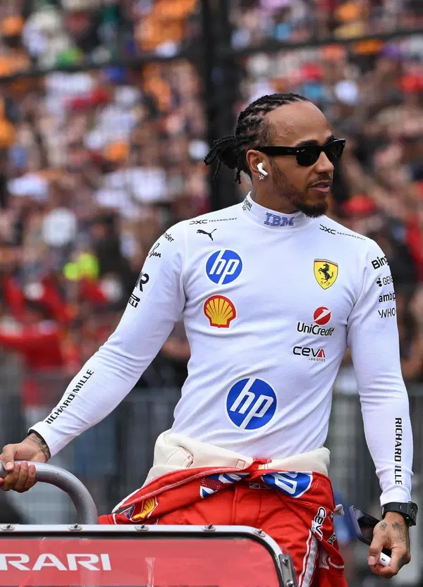 Jacques Villeneuve a fuoco sulla Ferrari: &ldquo;Deve puntare su Hamilton, Leclerc non ha mai costruito nulla intorno a se&rdquo;. Ma ha ragione?