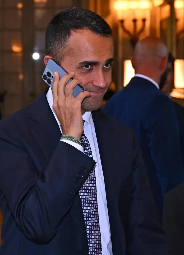 Dalla gaffe di Ronzulli sul console all'intervento di Di Maio, guru della diplomazia venuto dall'oriente