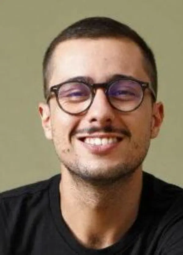 Andrea Pinna torna a vendere sui social: quanti devono ancora buttare soldi prima che questa storia diventi una 'notizia'?