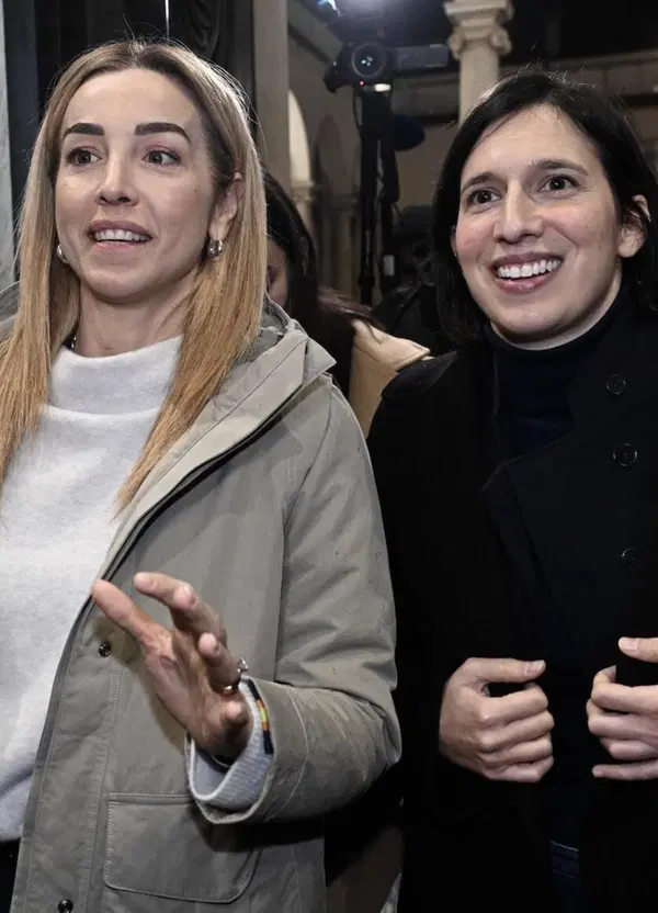 Salis batte ancora Schlein? L&rsquo;endorsment (o il &ldquo;pompinissimo&rdquo;?) di Hallissey a MOW