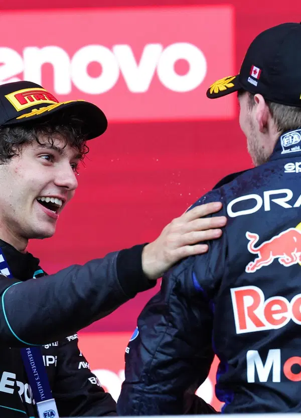 Max Verstappen incorona Kimi Antonelli: &ldquo;Impressionante, ma lo sapevo&rdquo;. Poi d&agrave; due lezioni alla F1 parlando di presente e futuro