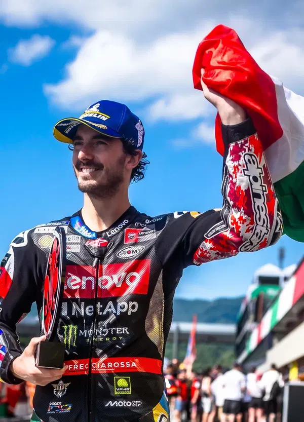&Egrave; ufficiale: Pecco Bagnaia lascia Ducati (con una lettera micidiale) e al suo posto arriva&hellip; Indovina chi? Pedro Acosta