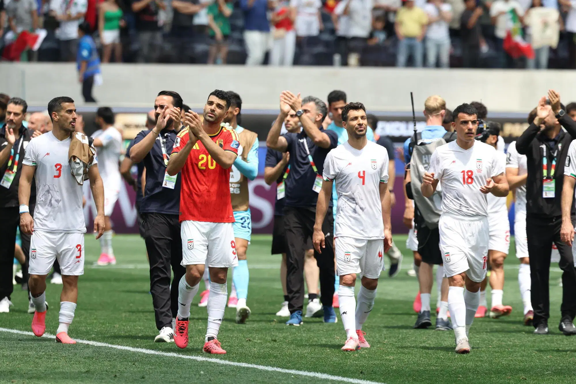 La squadra iraniana dopo la partita contro il Belgio a Los Angeles