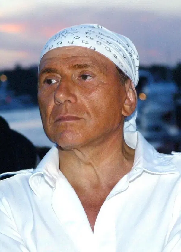 Dalla bandana alla kefiah: gli emiri del Qatar si comprano Villa Certosa e si portano via il cadavere del berlusconismo