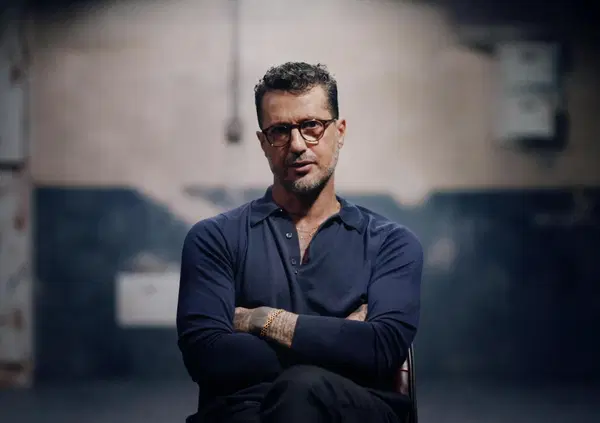 Corona trova il video di Sara e Gabriele, ma gode davvero quando pu&ograve; sparare su Maria De Filippi: "Temptation Island? Non ci ha messo la faccia, vi prende in giro"