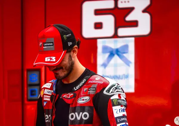 Il weekend ad Assen di Pecco Bagnaia come un film: prima il ritiro per un problema ai freni, poi l&rsquo;aereo per conoscere suo figlio Oliviero