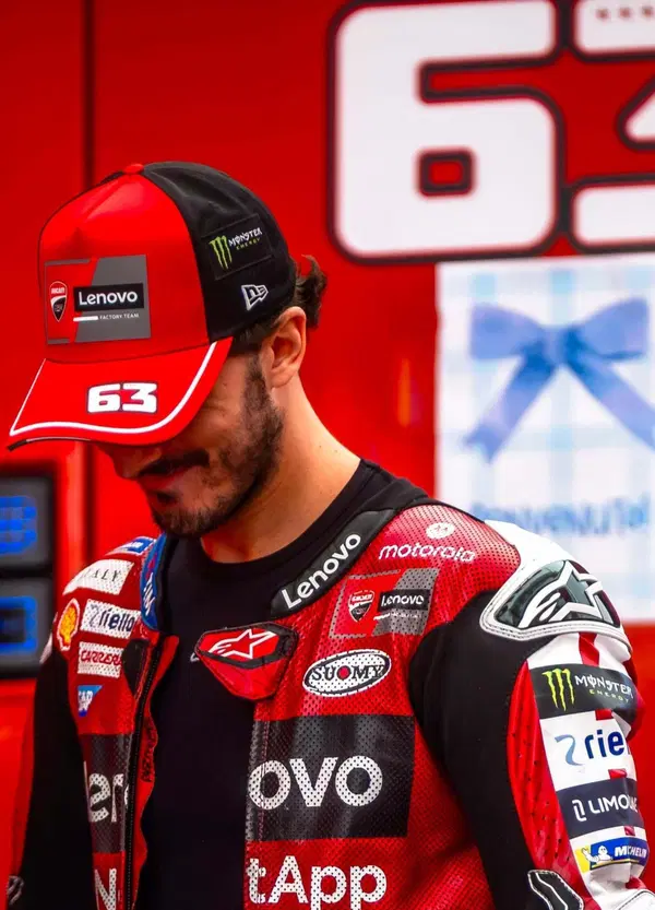 Il weekend ad Assen di Pecco Bagnaia come un film: prima il ritiro per un problema ai freni, poi l&rsquo;aereo per conoscere suo figlio Oliviero