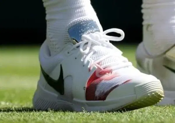 Gocce di sangue sul bianco di Wimbledon, Sinner contro Kecmanovic &egrave; ferito ma non &egrave; morto e la porta a casa. Per&ograve; che sofferenza