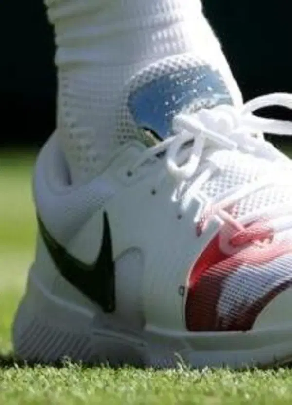 Gocce di sangue sul bianco di Wimbledon, Sinner contro Kecmanovic &egrave; ferito ma non &egrave; morto e la porta a casa. Per&ograve; che sofferenza