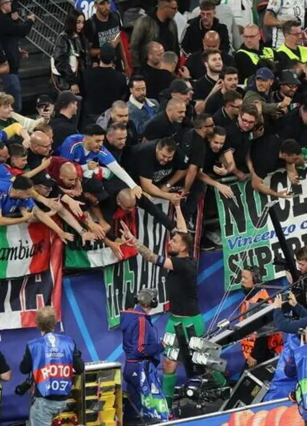 La &ldquo;violenza privata&rdquo; degli Ultras Italia: le accuse ai danni del gruppo di supporter della Nazionale. Ma chi sono i &ldquo;ragazzi tricolore&rdquo;? Tra estrema destra e &ldquo;buu&rdquo; a Balotelli