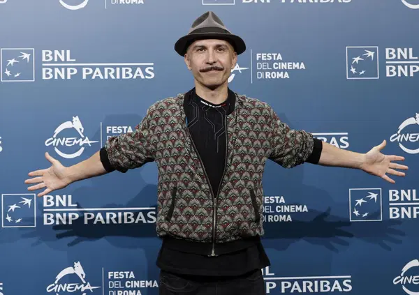 Liberiamo i mostri con Maccio Capatonda all&rsquo;anteprima del film Minions &amp; Monsters: &ldquo;Il cinema e la tv mi hanno fatto crescere pi&ugrave; delle persone&rdquo;. L&rsquo;omaggio ai vecchi cartoni (Holly e Benji e Ken il guerriero) e alla comicit&agrave; 