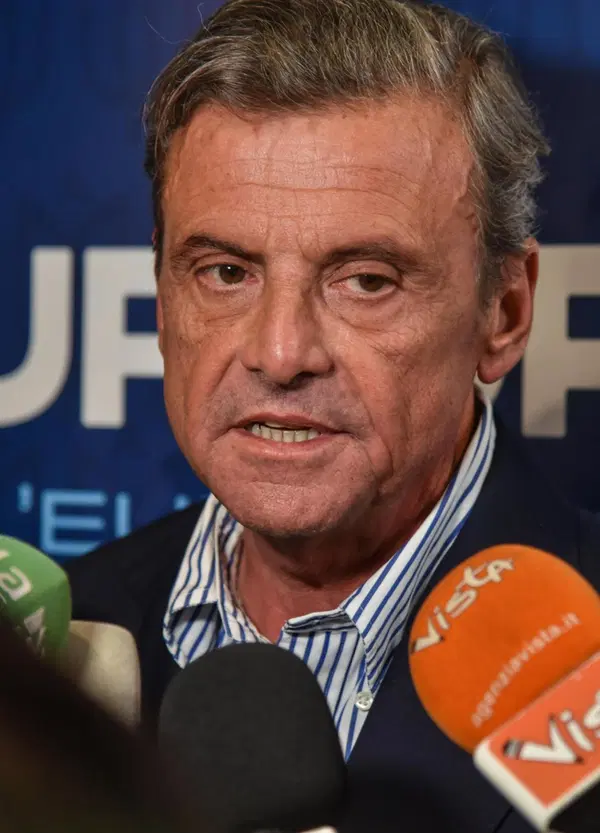 Ma che sta succedendo a Carlo Calenda, tra pseudo risse con Gianfredi e gli insulti a Boldrin? Da Winston Churchill dei parioli a "maschio alpha irrisolto" &egrave; un attimo