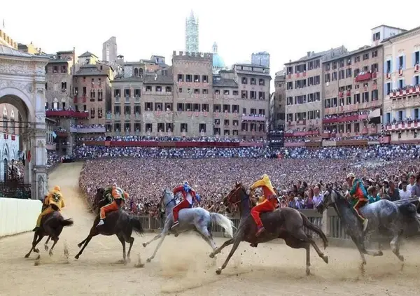 Velocit&agrave;, sabbia e gloria: la guida definitiva al Palio di Siena 2026 tra contrade, fantini e cavalli in uno spettacolo maestoso