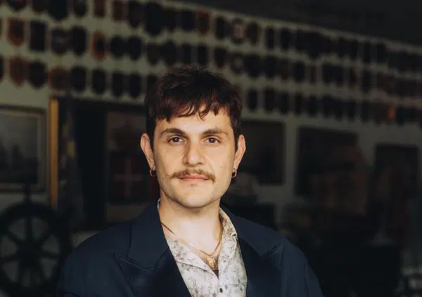Intervista totale a Renzo Rubino: &ldquo;A Sanremo oggi non mi sentirei comodo. I talent? Sono pericolosi. Porto Rubino &egrave; il festival della lentezza e dell&rsquo;attenzione dove il mare &egrave; una frequenza musicale&rdquo;