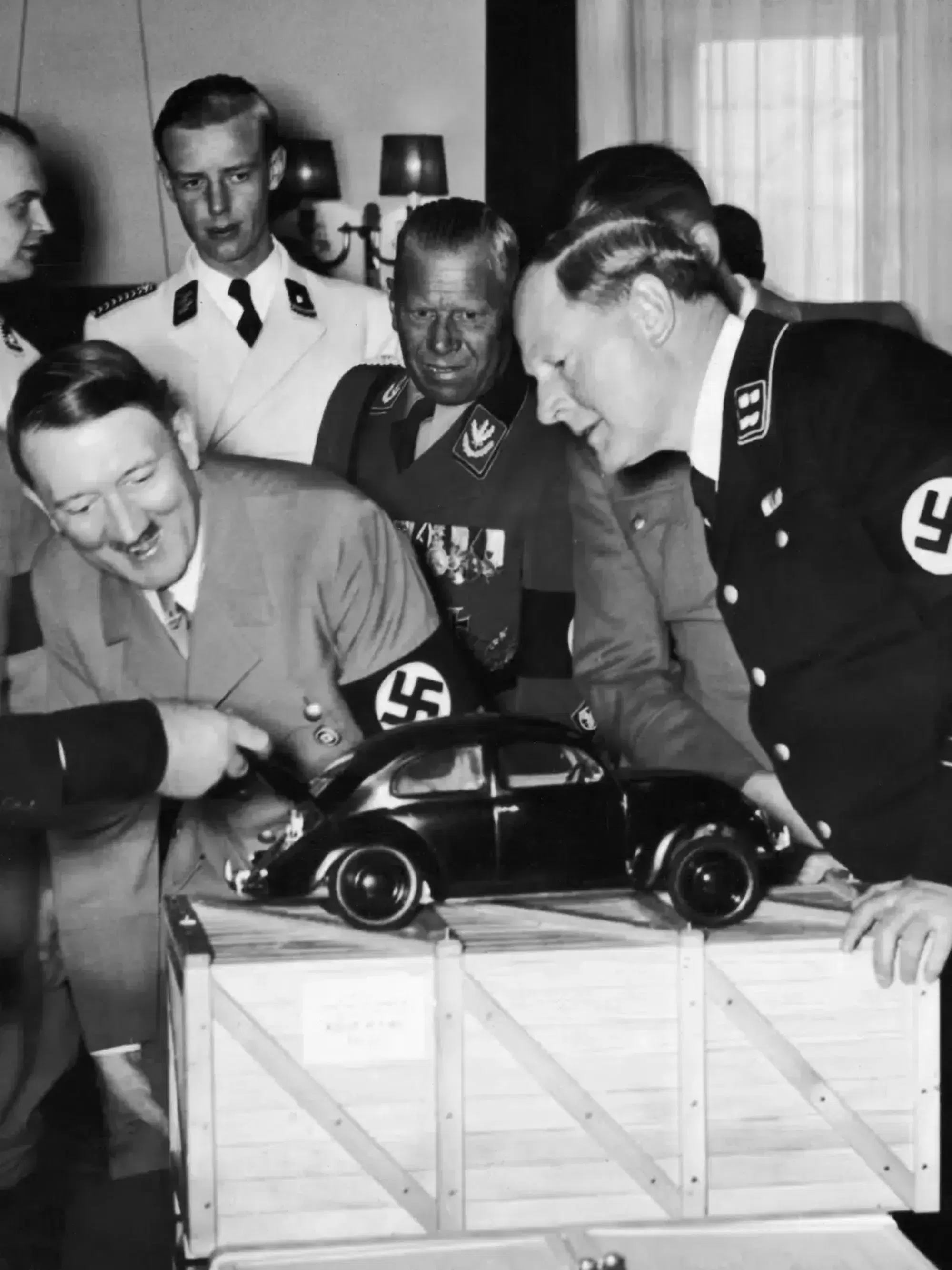 Hitler guarda un modellino di maggiolino