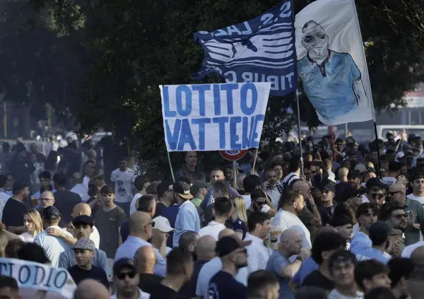 Nel giorno del compleanno di Diabolik, il popolo della Lazio scende in strada per cantare: &ldquo;Solo se muore Lotito&rdquo;. Presente anche Bisignani del Tempo, mentre Il Fatto Quotidiano guarda oltre il corteo (verso i Senese?)