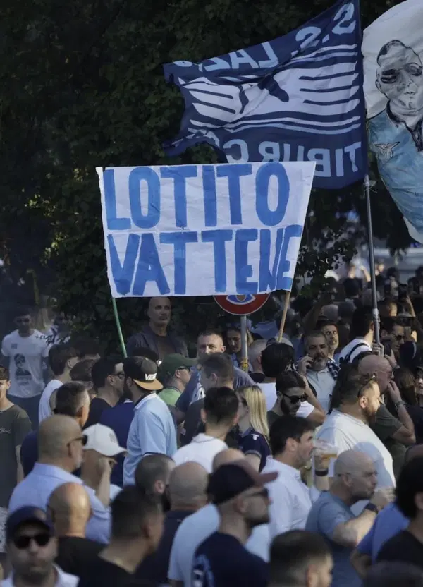 Nel giorno del compleanno di Diabolik, il popolo della Lazio scende in strada per cantare: &ldquo;Solo se muore Lotito&rdquo;. Presente anche Bisignani del Tempo, mentre Il Fatto Quotidiano guarda oltre il corteo (verso i Senese?)