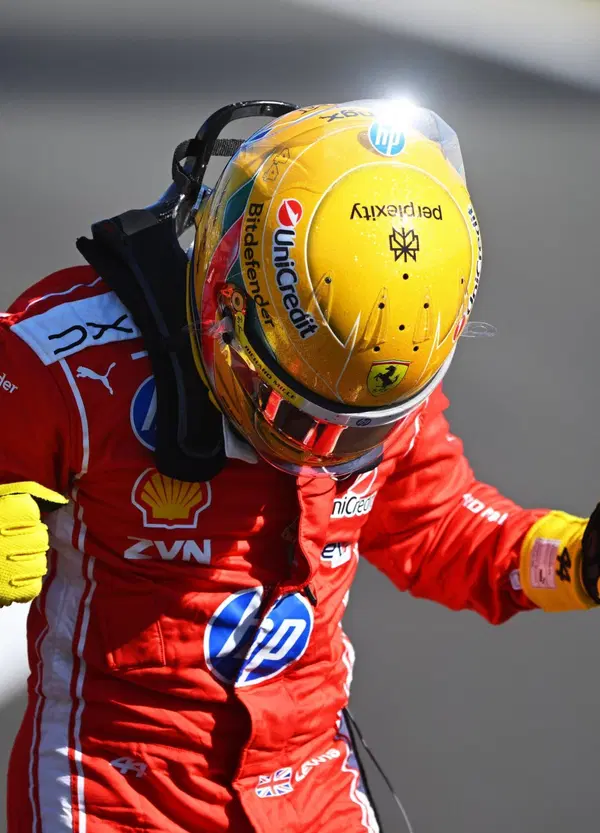 &ldquo;Non mi fermo finch&eacute; non arriveremo all&rsquo;ottavo titolo&rdquo;: Hamilton infiamma Silverstone, poi si prende una pole senza senso ringraziando (continuamente) la sua Ferrari