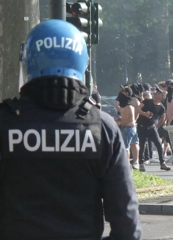 Nessuna bottigliata, per la Procura di Torino &egrave; stato un lacrimogeno sparato da un agente a colpire il tifoso della Juve durante gli scontri tra ultras e polizia prima del derby