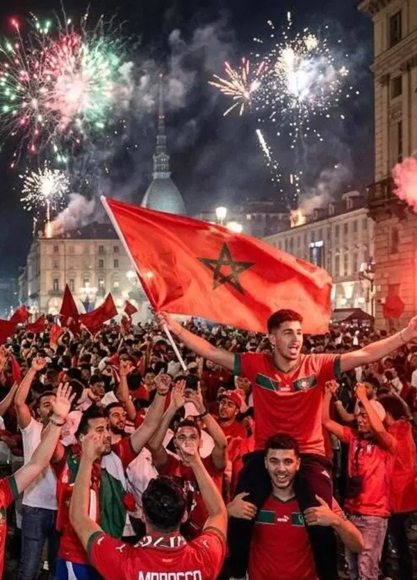 Non rompete il caz*o ai tifosi del Marocco a Torino che sparano fuochi d&rsquo;artificio durante i Mondiali. O fatelo pure con gli italiani tutte le volte che vincono una partita