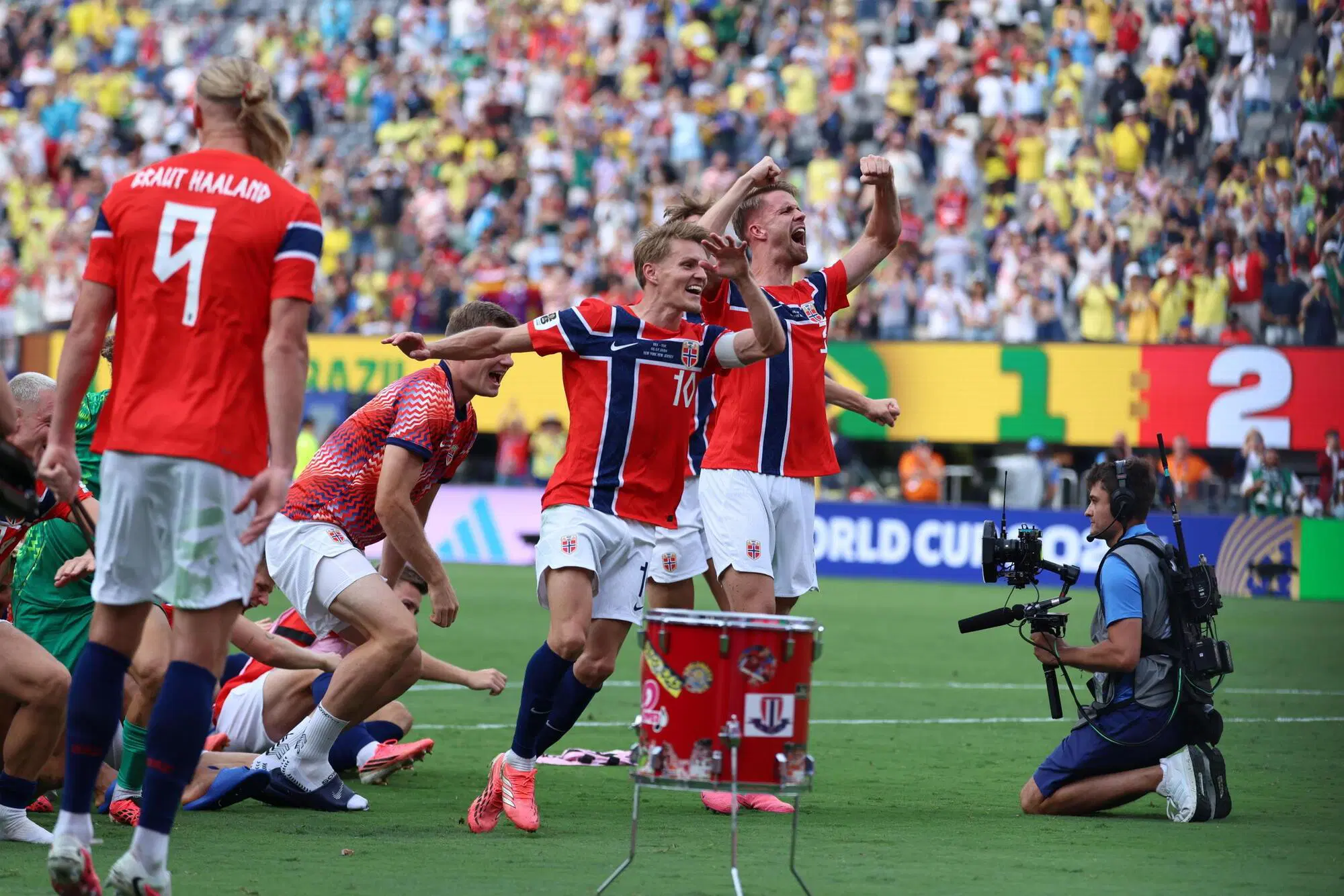 I norvegesi esultano dopo la vittoria con il Brasile