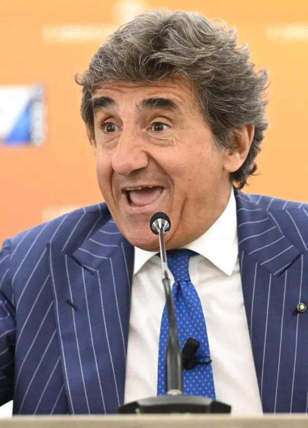 &ldquo;Ho commissionato dei sondaggi su me stesso (altissimi)&rdquo;