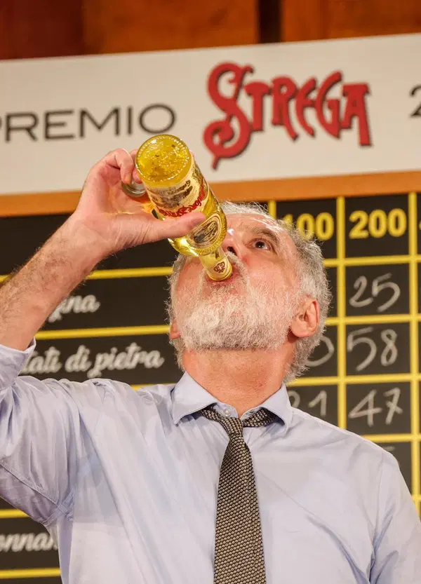 Michele Mari ha vinto il Premio Strega per il romanzo e il Premio contro le streghe 