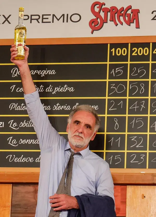 &ldquo;Michele Mari ha infranto la barriera amichettistica&rdquo;. Lo scrittore Fulvio Abbate esulta per il Premio Strega: &ldquo;Su di lui il marchio d&rsquo;infamia dell&rsquo;Inquisizione queer e della confraternita di Michela Murgia, tra figli d&rsquo;anima e femministe con la schwa&rdquo;