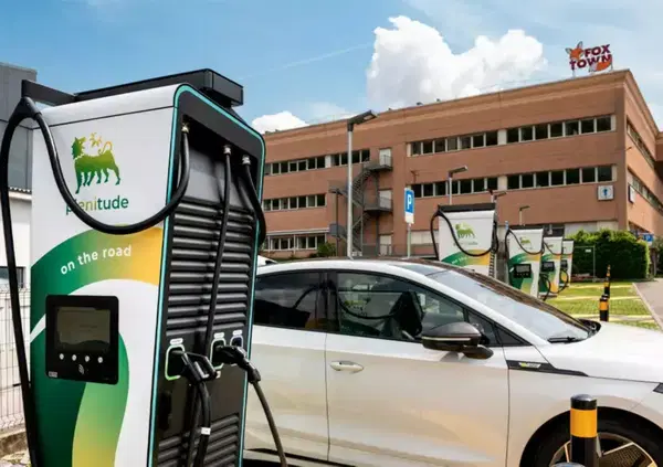 Dovete partire per le vacanze con un&rsquo;auto elettrica? Vi spieghiamo come funziona la rete di ricarica Plenitude