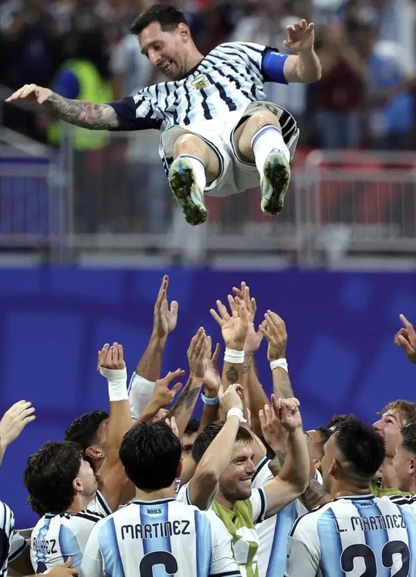 Qu&eacute; locura il Mondiale! Noi ce lo siamo fatti raccontare da chi il Sudamerica lo conosce davvero: Carlo Pizzigoni su Bielsa, l&rsquo;Argentina di Messi e quel &ldquo;genio semplice&rdquo; di Lele Adani