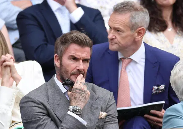 Ma li avete visti gli orologi delle star a Wimbledon? Dal "Rolex delle vittorie" di Sinner al Tudor di Beckham, passando per un IWC ancora inedito: il lusso gioca in doppio con il tennis nel tempio dello stile old money