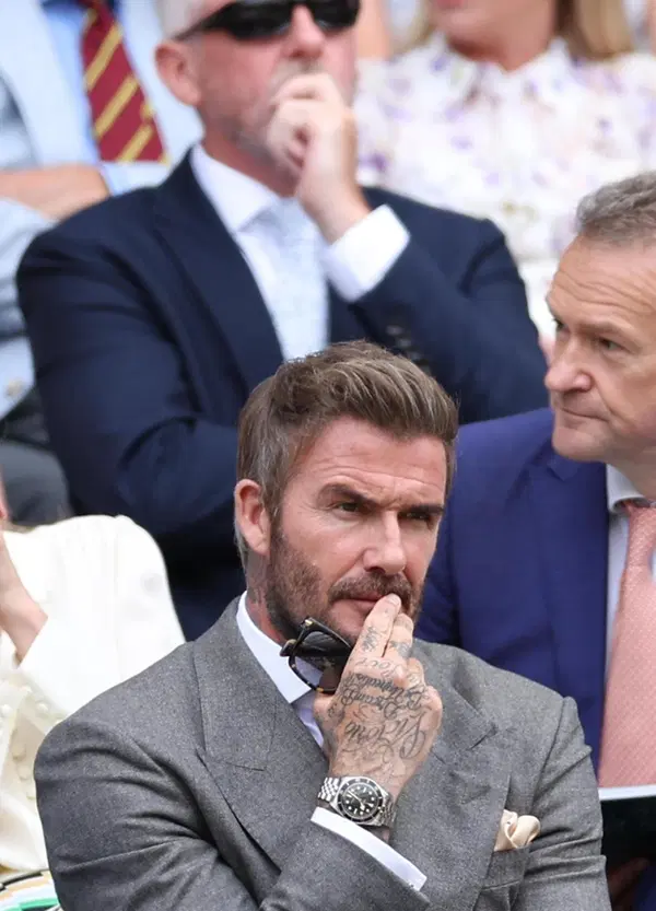 Ma li avete visti gli orologi delle star a Wimbledon? Dal "Rolex delle vittorie" di Sinner al Tudor di Beckham, passando per un IWC ancora inedito: il lusso gioca in doppio con il tennis nel tempio dello stile old money