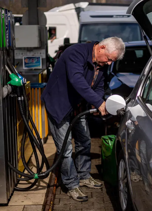 Partite per le vacanze? C'&egrave; un nuovo allarme a Hormuz: ecco cosa succede al prezzo della benzina