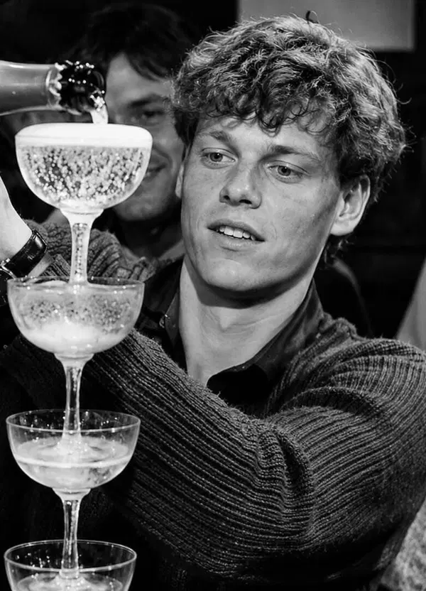 Jannik Sinner dignitosamente brillo a Wimbledon, e meglio non farlo guidare la moto