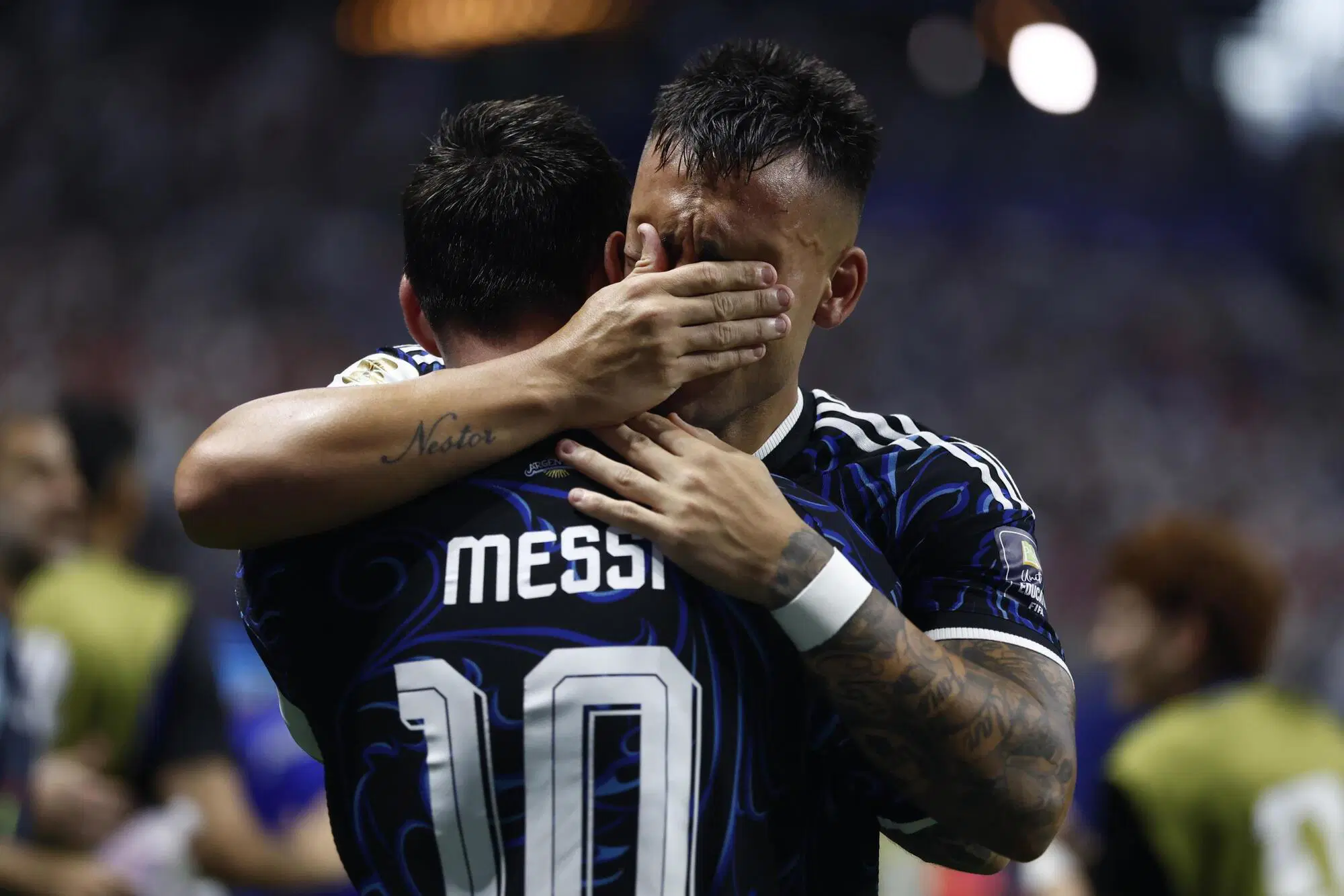 Lautaro Martinez e l'abbraccio con Leo Messi
