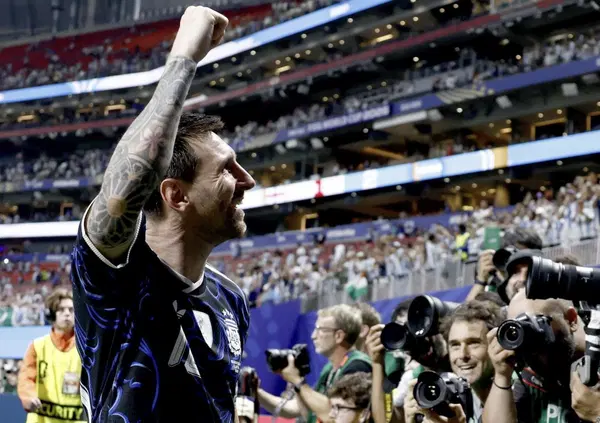 Messi con il Mondiale pu&ograve; andare oltre Maradona: e se Leo &egrave; arrivato cos&igrave; lontano &egrave; proprio grazie alla mano de Dios. S&igrave;, la finale tra Spagna-Argentina &egrave; una questione religiosa