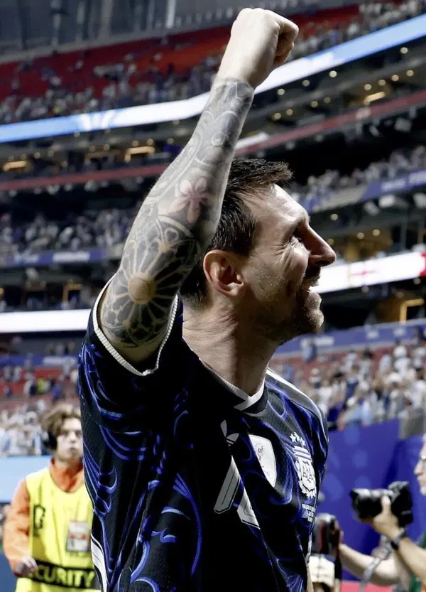 Messi con il Mondiale pu&ograve; andare oltre Maradona: e c'&egrave; una mano de Dios che lo spinge dall'alto