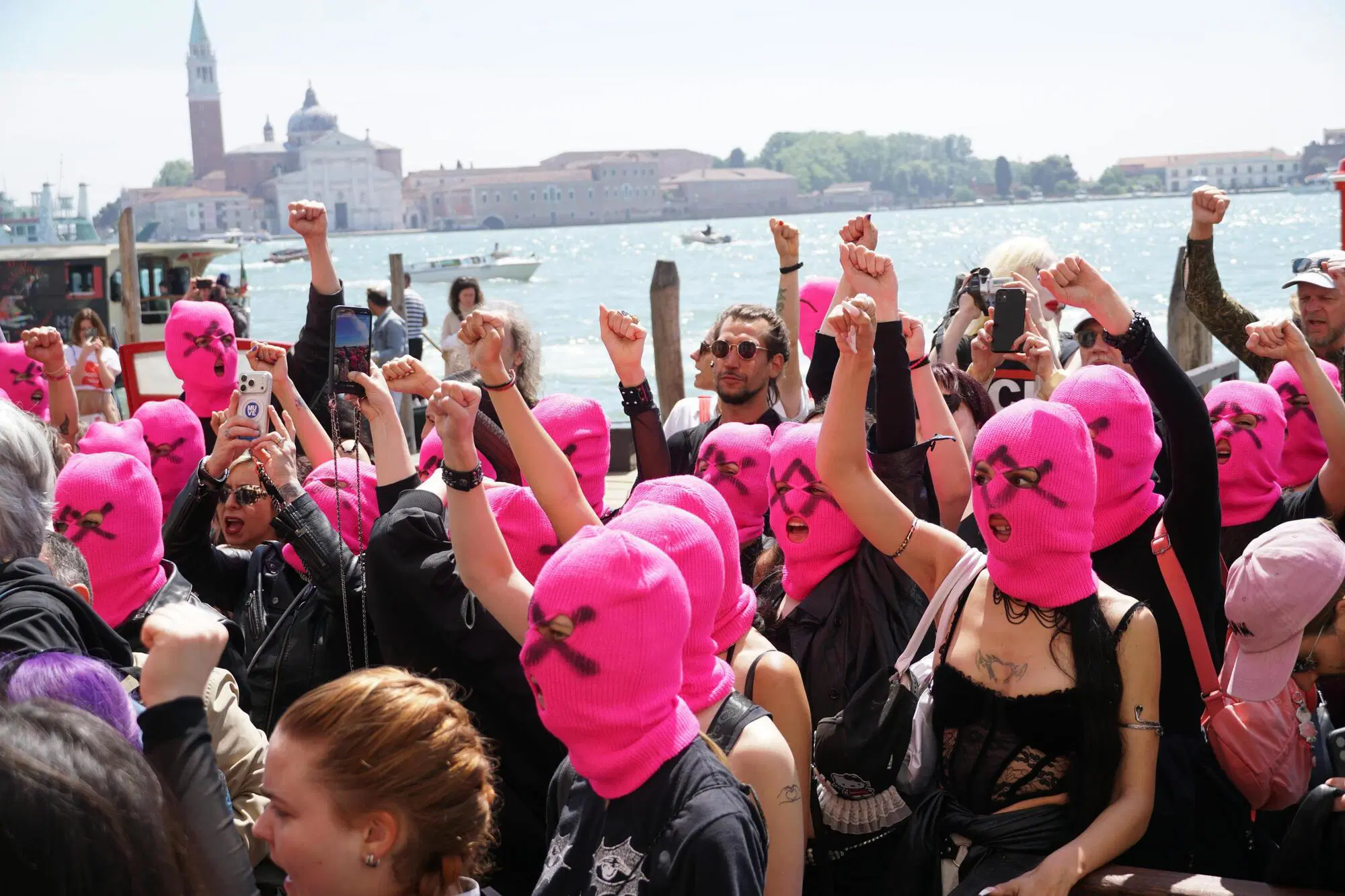 Le pussy riot di fronte alla Biennale di Venezia contro la presenza della Russia