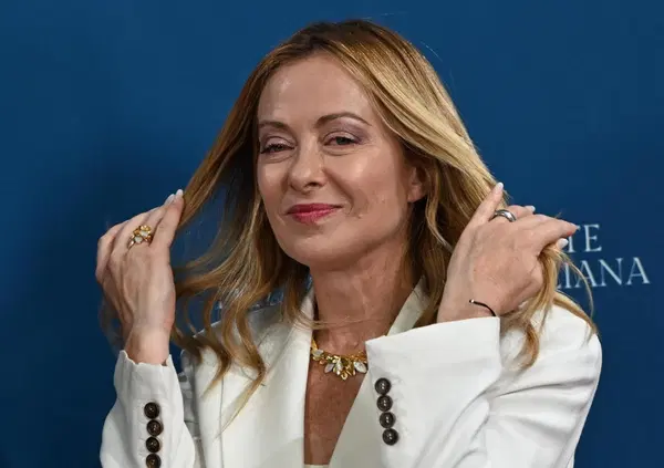 Cara Giorgia, tutto bene? Il trucco pesante e il lookmaxing della Meloni ci dice che il potere logora anche chi ce l&rsquo;ha