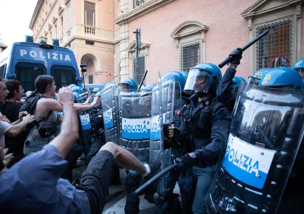 Cos'&egrave; lo &ldquo;scudo penale&rdquo; per i poliziotti evocato dopo la morte di Fakir a Bologna? Le &ldquo;cause di giustificazione&rdquo;, il registro speciale e le possibili conseguenze per i due agenti. E all'estero esistono modelli simili?