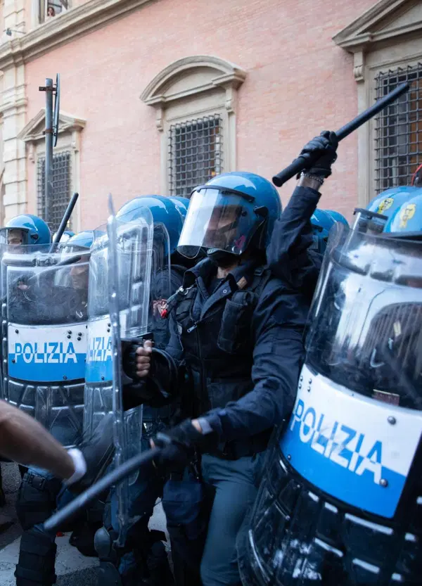 Cos'&egrave; lo &ldquo;scudo penale&rdquo; per i poliziotti evocato dopo la morte di Fakir a Bologna? Le &ldquo;cause di giustificazione&rdquo;, il registro speciale e le possibili conseguenze per i due agenti. E all'estero esistono modelli simili?