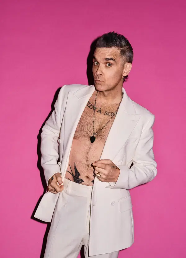Robbie Williams e quel pezzo di coca in diretta? Signori, beccatevi la risposta del cantante [VIDEO]