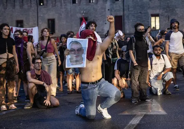 &ldquo;Fakir vive&rdquo; scritto sui muri e due parole che rimbombano tra i lacrimogeni della polizia: &ldquo;Verit&agrave; e giustizia&rdquo;. Reportage dagli scontri di Bologna