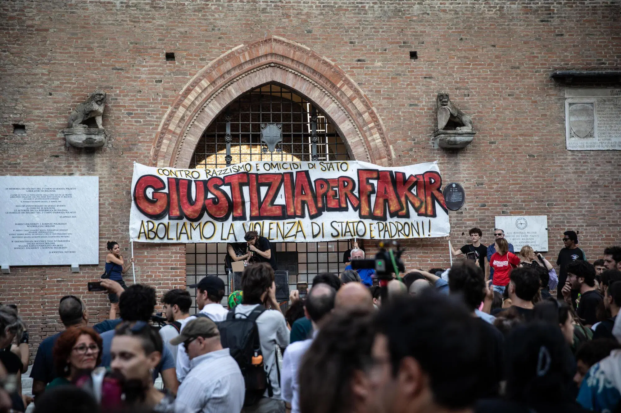Lo striscione per Abderrahim Fakir