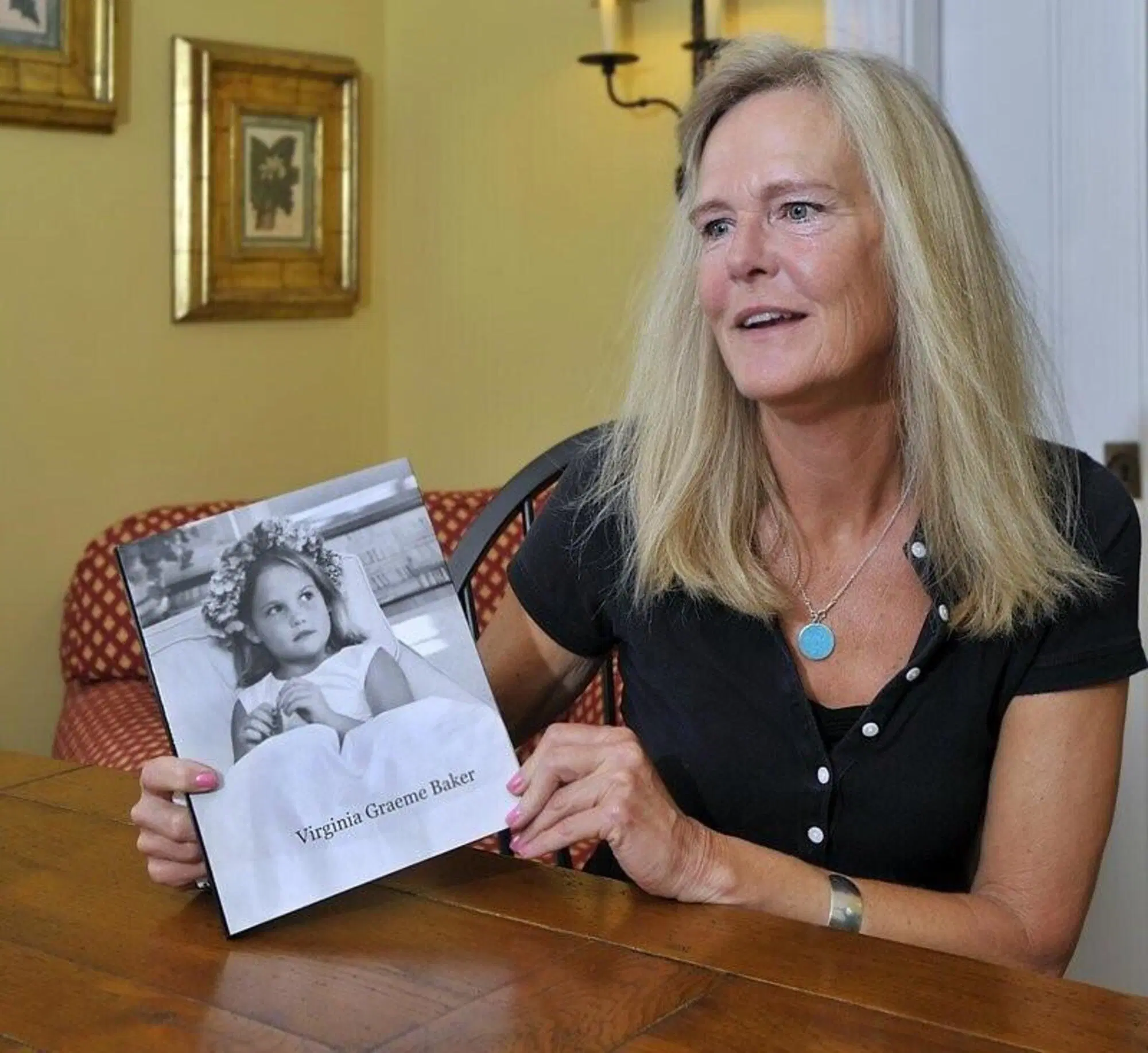Nancy Baker con la foto di sua figlia Virginia Graeme Baker, morta risucchiata in una piscina a giugno del 2002