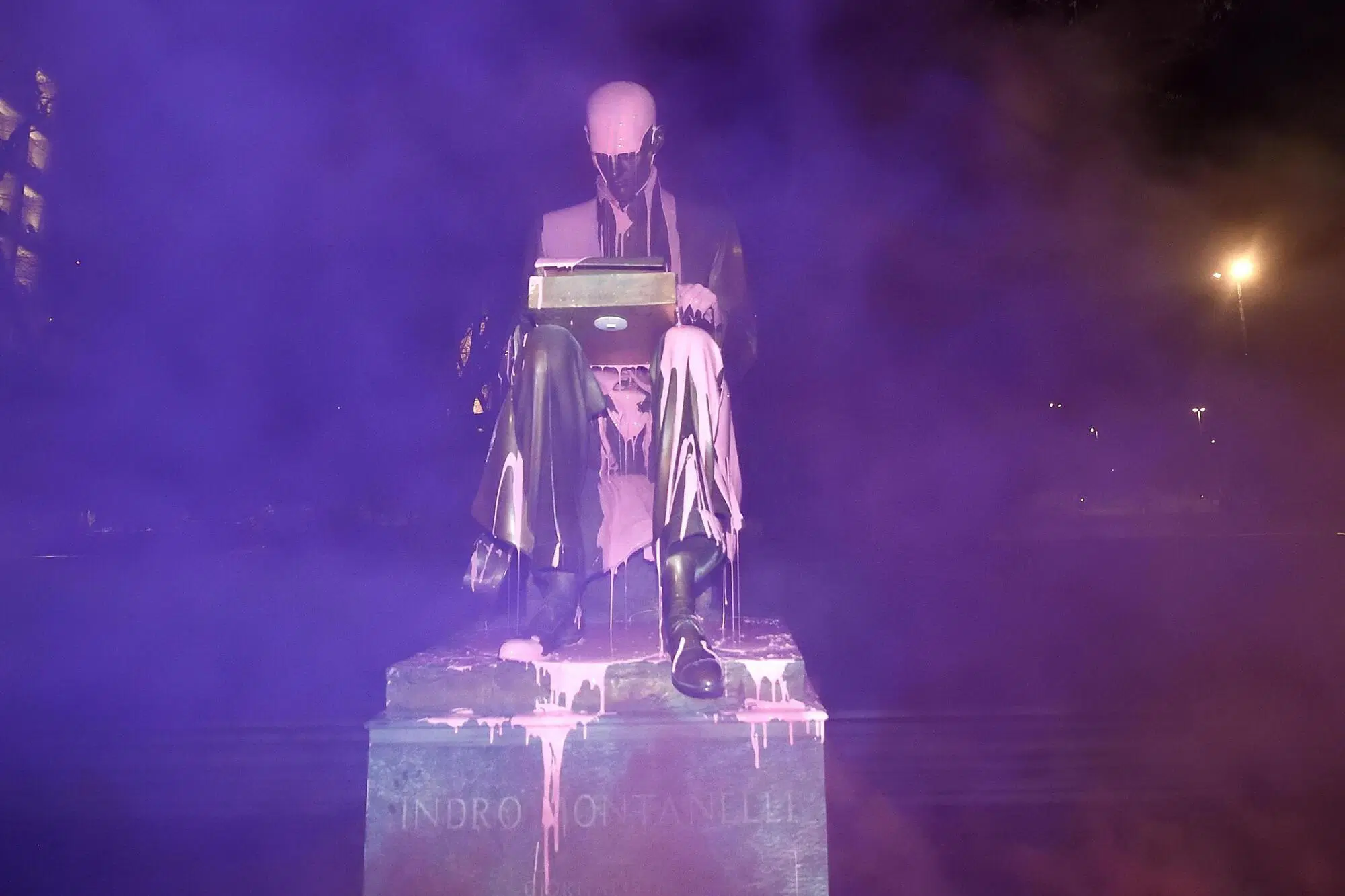La statua di Montanelli a Milano imbrattata nel 2019 durante le manifestazioni per l'8 marzo